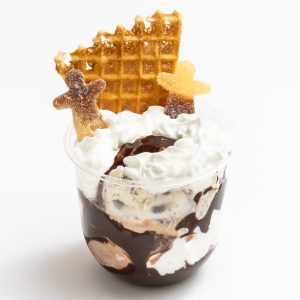 Exciting news for dessert lovers in Winter Park! Jeni’s brand-new seasonal showstopper—Caramel Apple Crumble